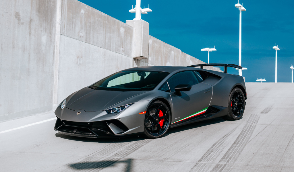 Серебристый спортивный автомобиль Lamborghini Huracan
