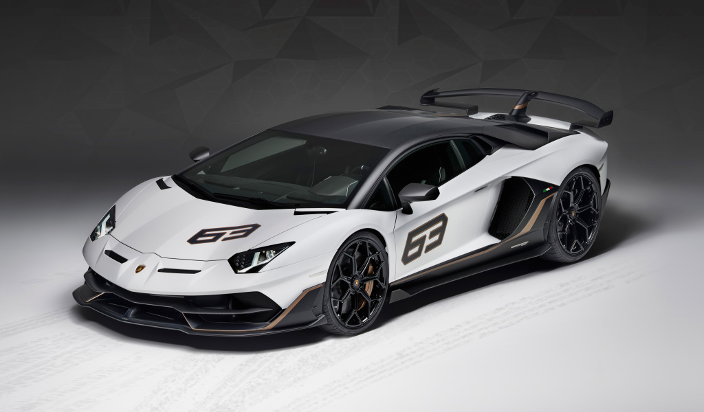 Спортивный автомобиль Lamborghini Aventador SVJ 63, 2018 на сером фоне