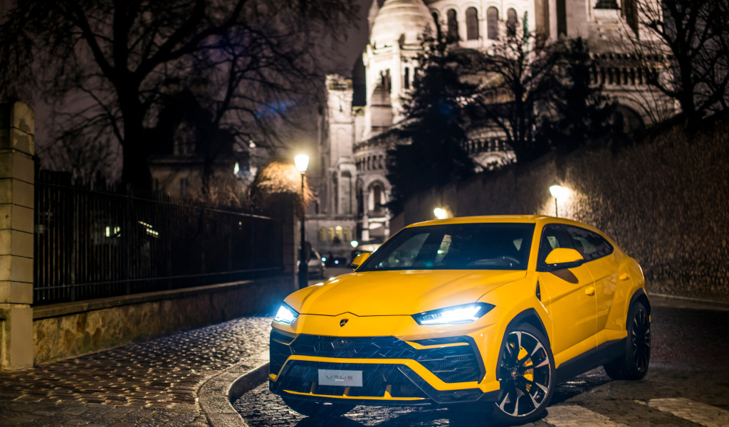 Желтый внедорожник Lamborghini Urus на ночной улице