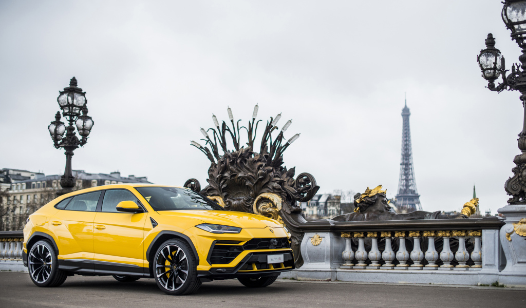 Желтый внедорожник Lamborghini Urus на мосту