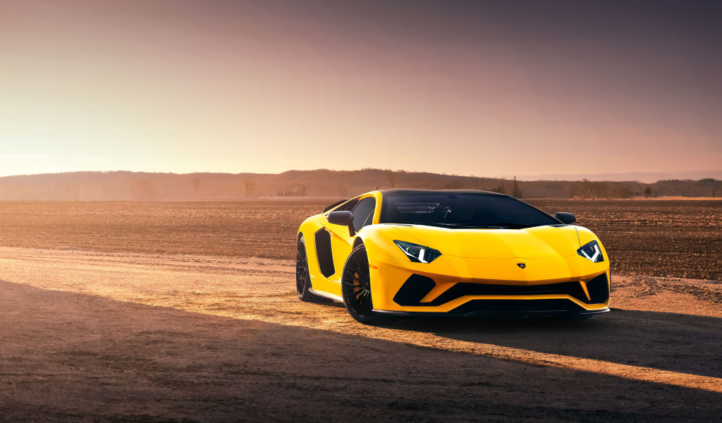 Желтый спортивный автомобиль Lamborghini Aventador S в лучах солнца