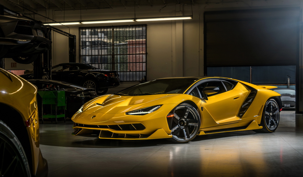 Желтый спортивный автомобиль  Lamborghini Centenario Coupe в гараже