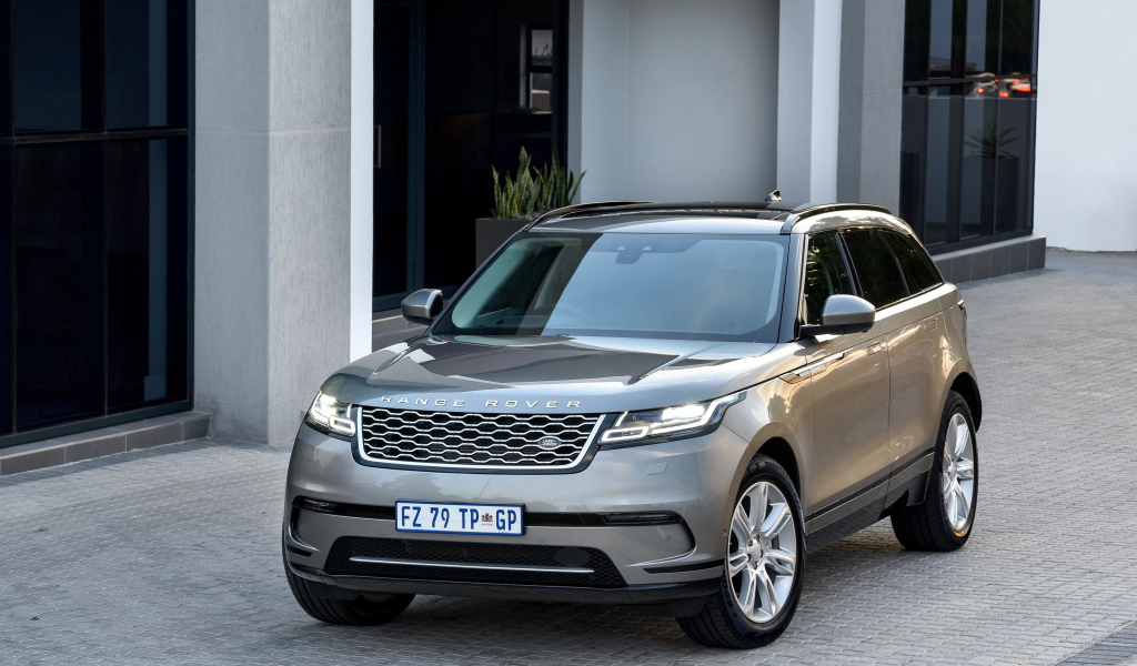 Серебристый внедорожник Land Rover Velar D240 HSE
