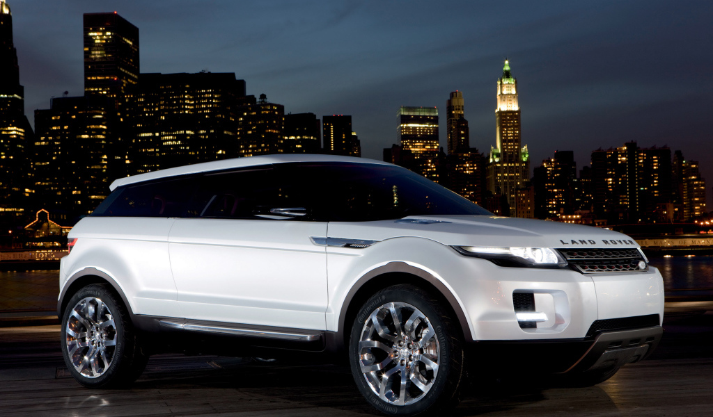 Белый внедорожник Range Rover LRX на фоне города