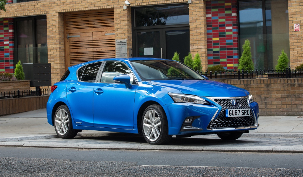 Голубой автомобиль Lexus  CT 200h, 2017