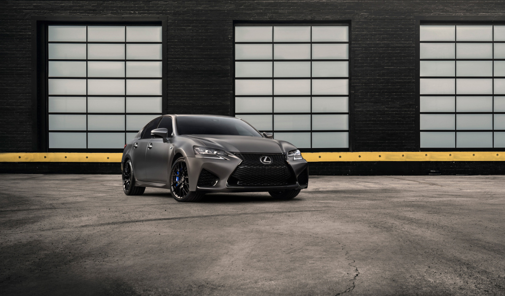 Новый серебристый автомобиль Lexus GS F, 2018