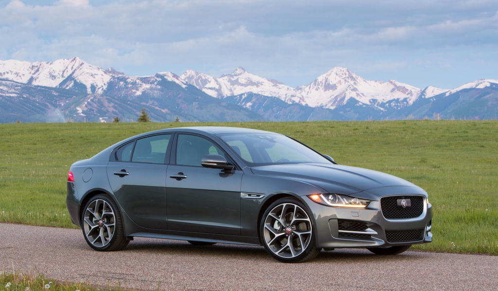 Серебристый автомобиль Jaguar Xe 2019