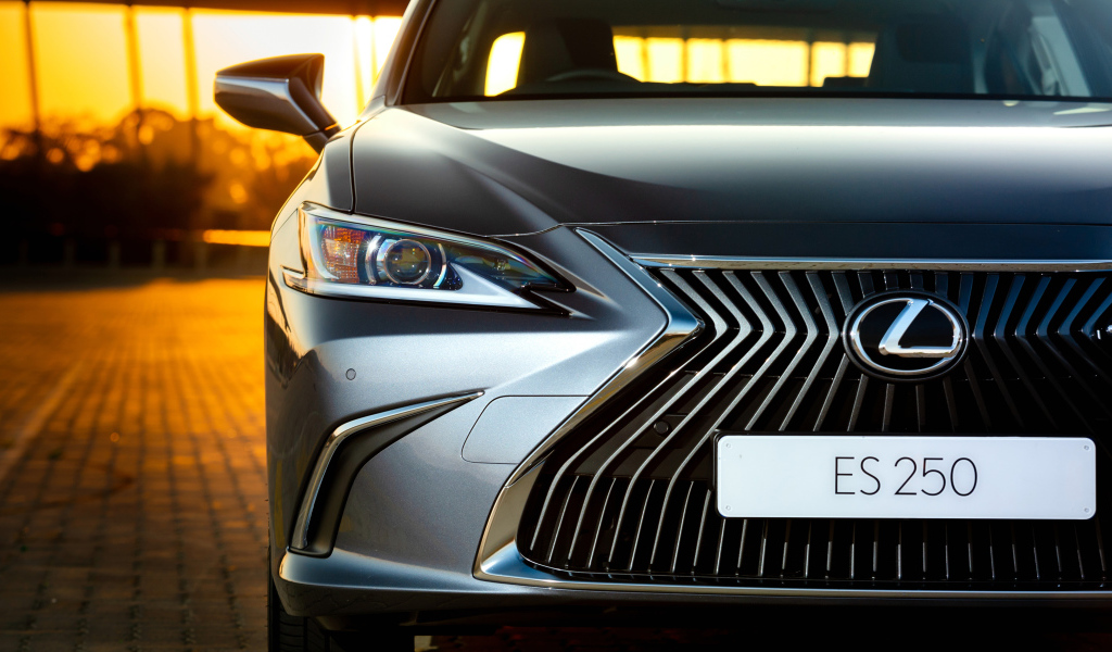 Серебристый Lexus ES 250 2018 года, фара
