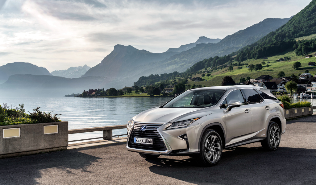 Серебристый автомобиль  Lexus RX на фоне воды