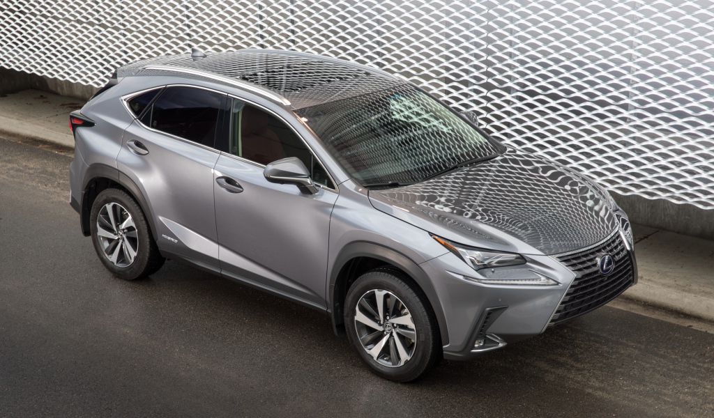 Серебристый автомобиль внедорожник  Lexus NX