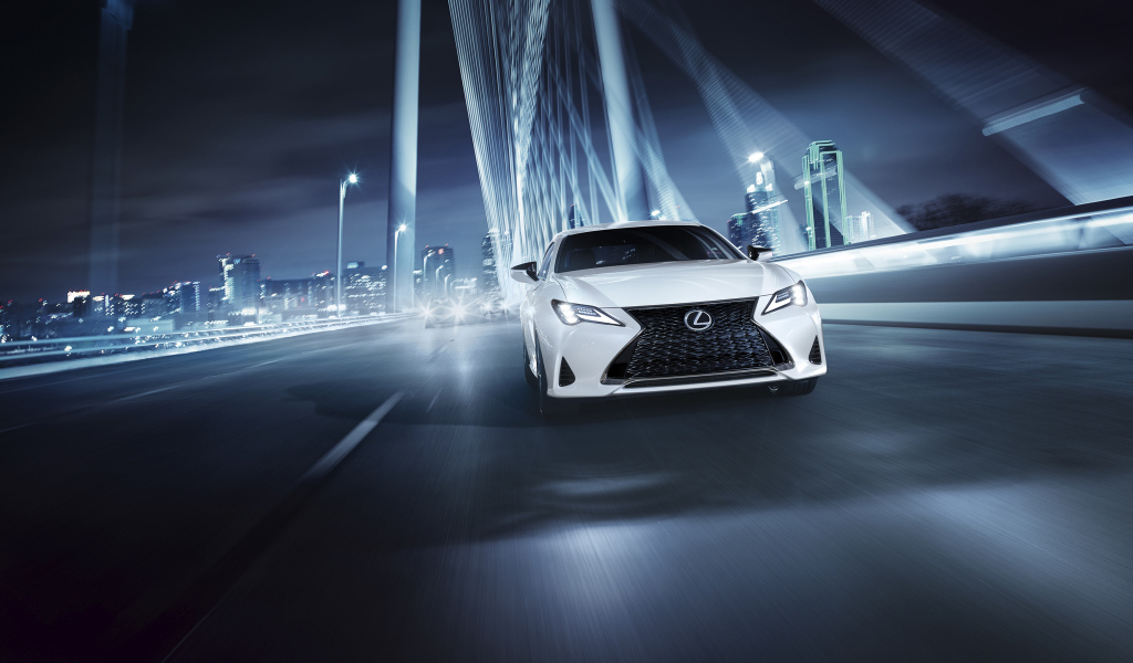 Белый автомобиль Lexus RC 350 F, 2019 года на трассе