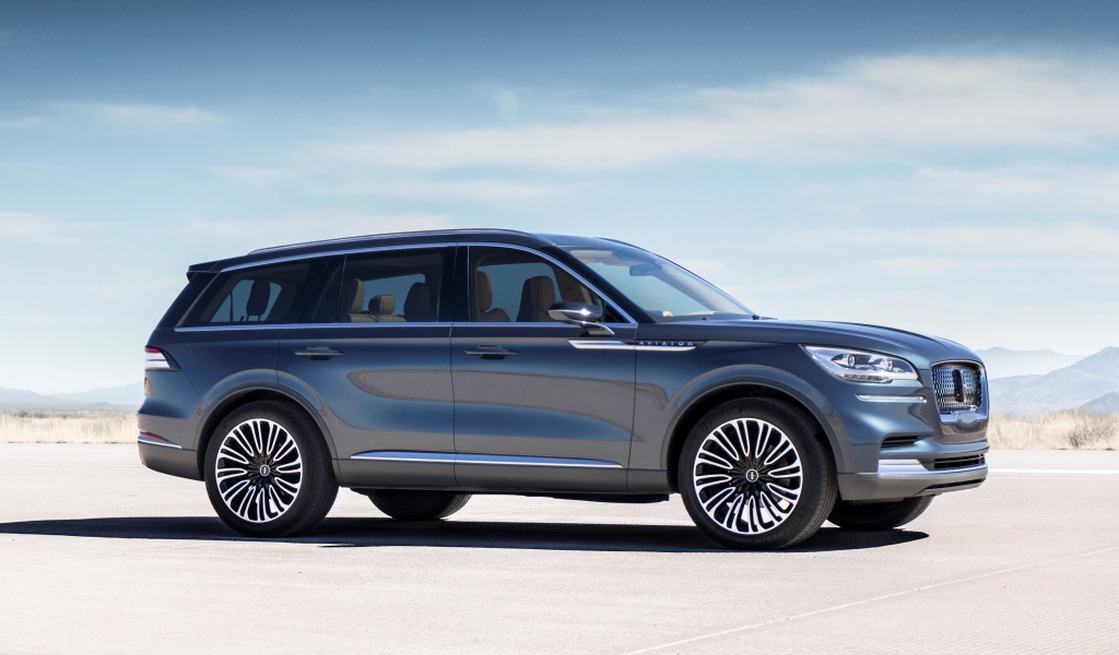 Серебристый внедорожник Lincoln Aviator, 2019