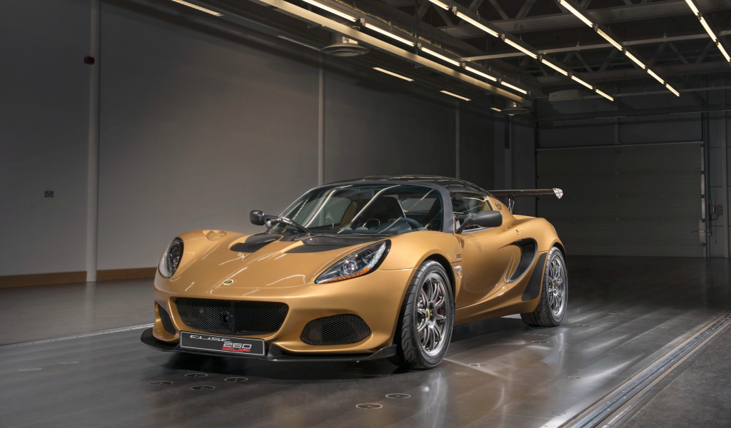 Спортивный автомобиль Lotus Elise в гараже
