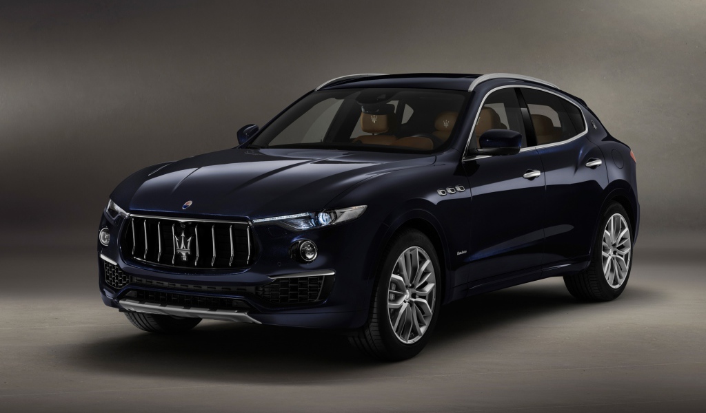 Автомобиль Maserati Levante  2018 года на сером фоне