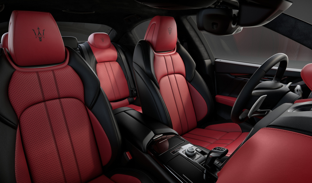Дорогой красный с черным кожаный салон автомобиля Maserati Ghibli Ribelle 2018