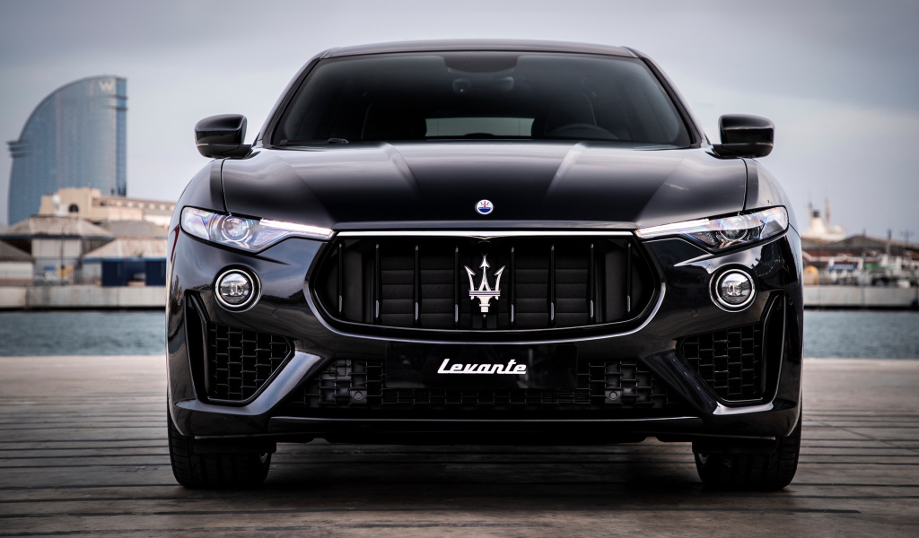 Дорогой черный автомобиль Maserati Levante S Q4 GranSport