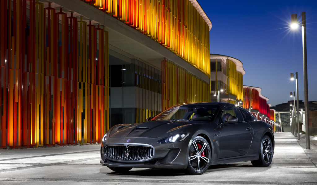 Серебристый автомобиль  Maserati GranTurismo