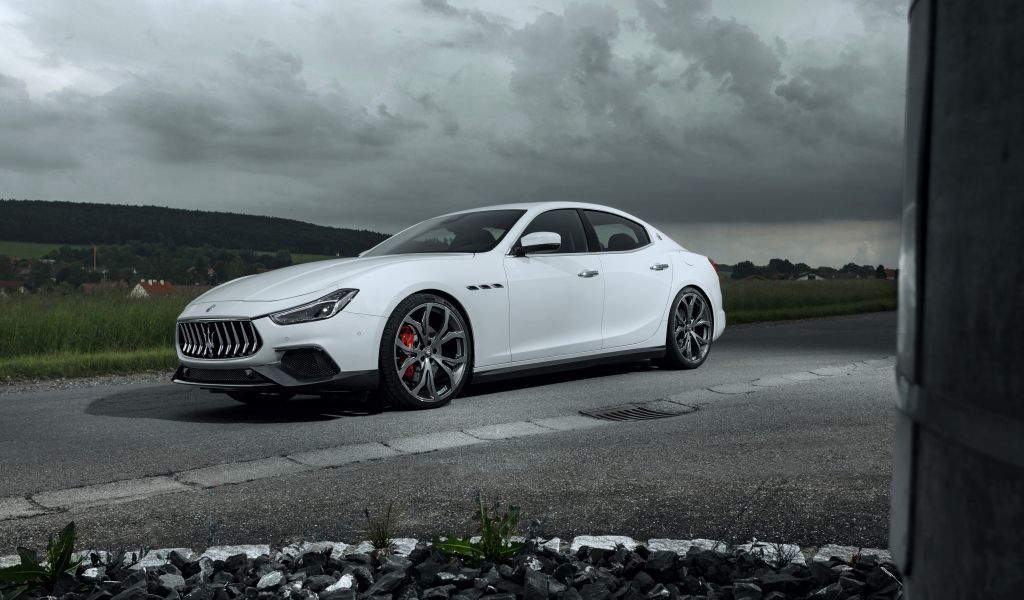 Белый автомобиль Maserati Ghibli GranSport 2018 года 