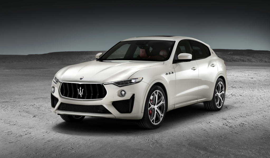 Белый автомобиль  Maserati Levante GTS