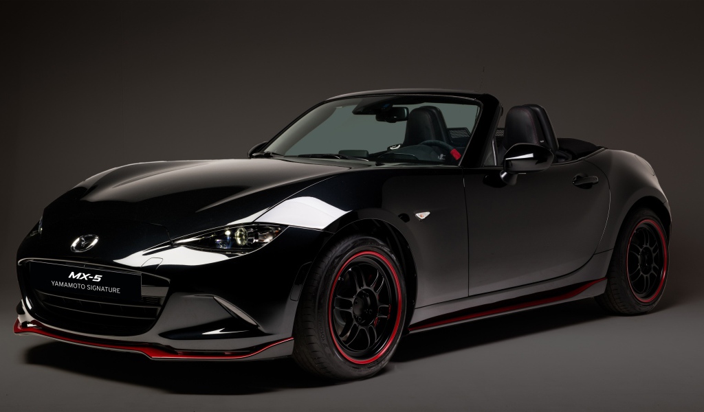 Черный автомобиль кабриолет Mazda MX-5, 2018