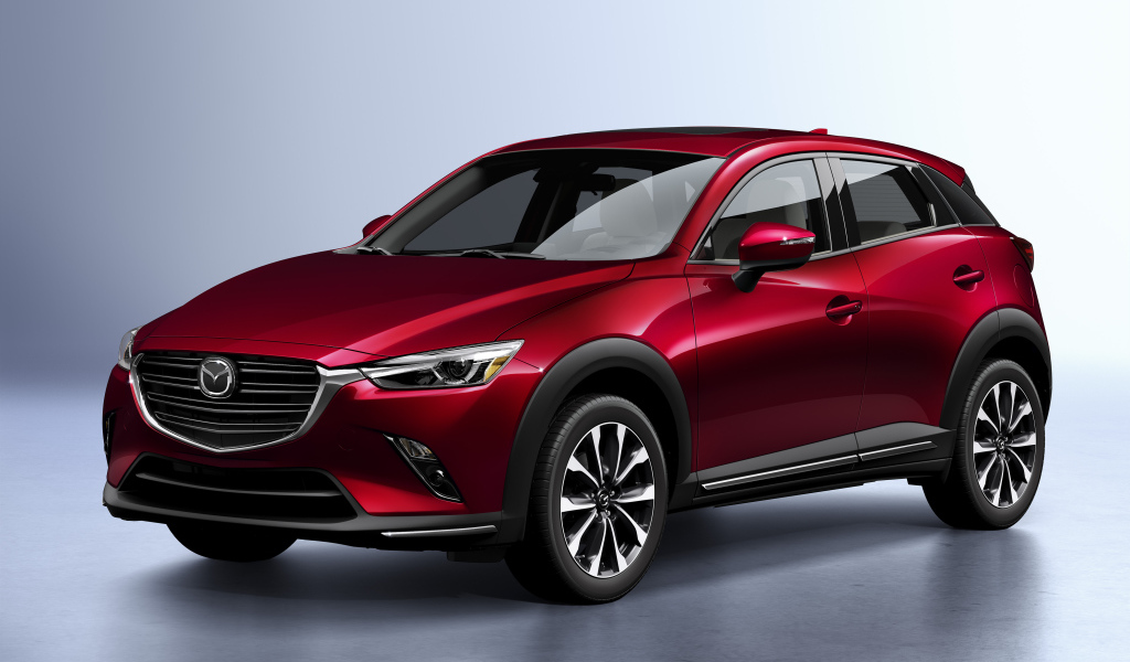 Бордовый внедорожник Mazda CX-3, 2019 года на сером фоне