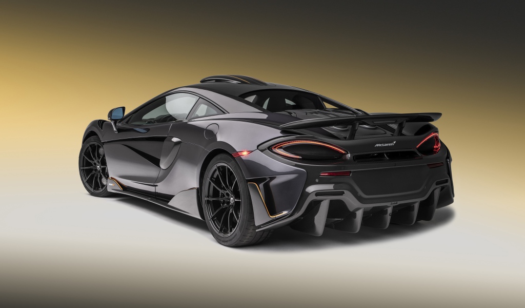 Черный спортивный автомобиль  McLaren 600LT, 2019 года вид сзади