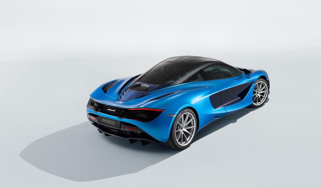 Голубой быстрый автомобиль McLaren 720S, 2018 года вид сзади