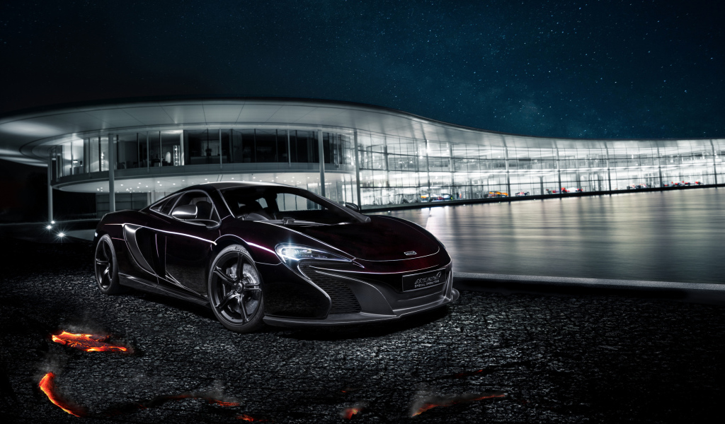 Автомобиль McLaren MSO 650S на фоне стеклянного автосалона