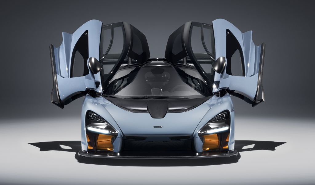 Автомобиль McLaren Senna, 2018 с открытыми дверями