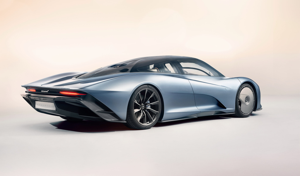 Быстрый дорогой автомобиль McLaren Speedtail, 2020 года вид сзади