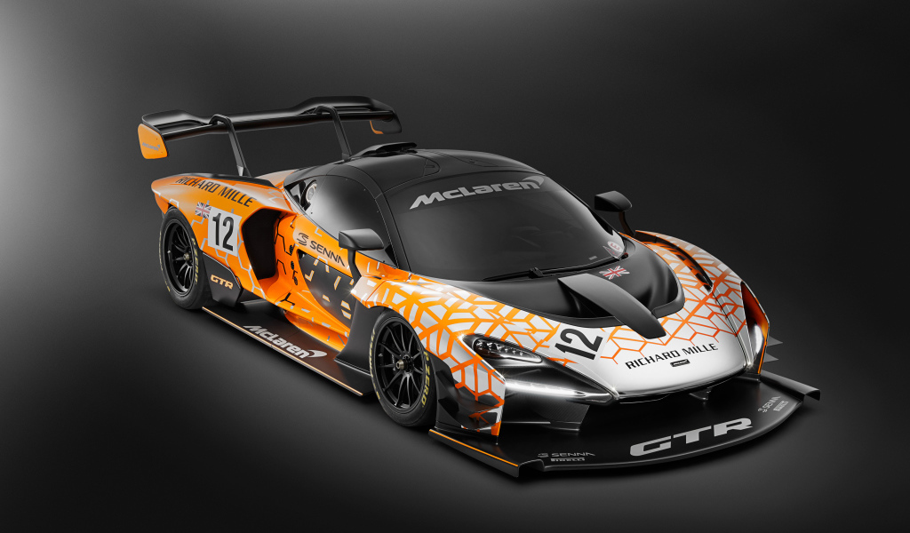 Гоночный автомобиль McLaren Senna GTR Concept на сером фоне