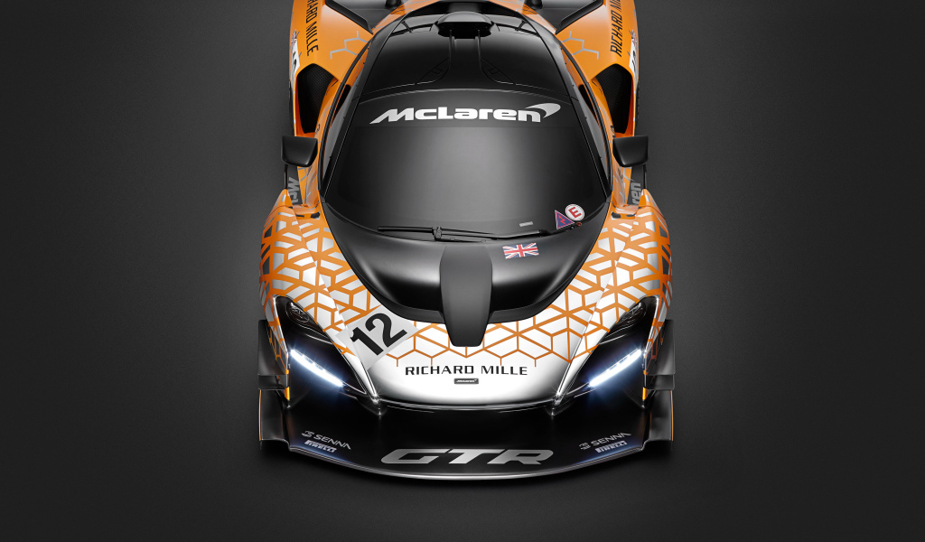 Гоночный автомобиль McLaren Senna GTR, 2018 на сером фоне