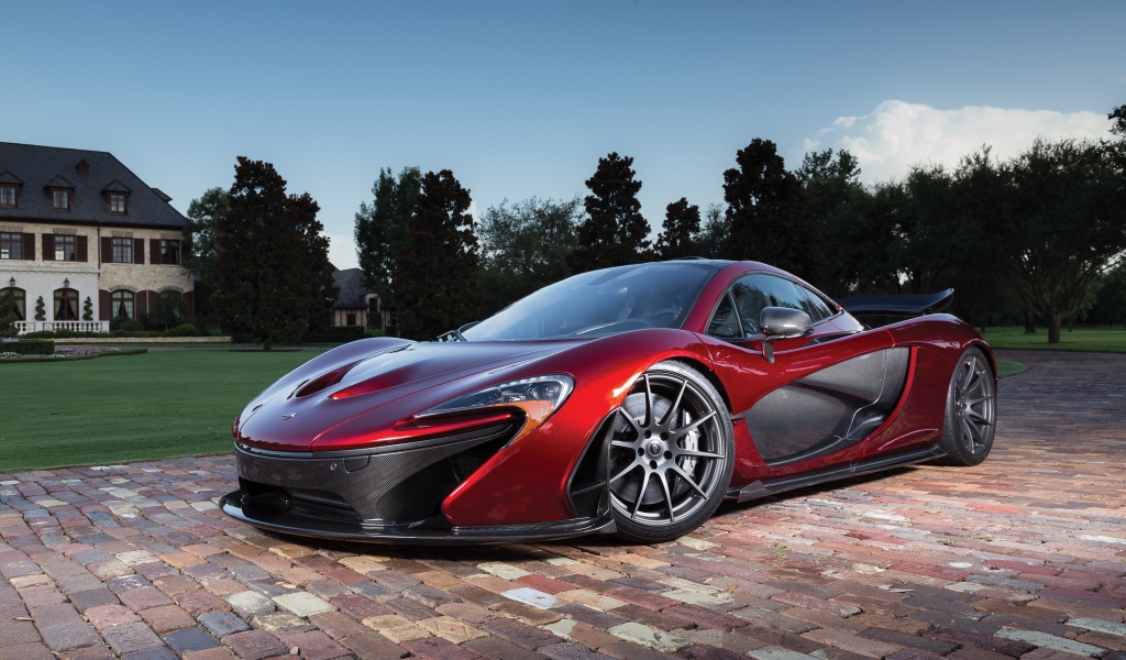 Красный спортивный автомобиль McLaren P1, 2018