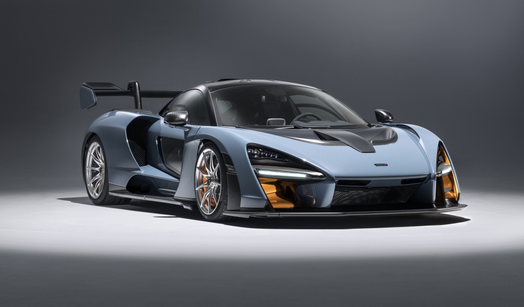 Серебристый спортивный автомобиль McLaren Senna, 2018
