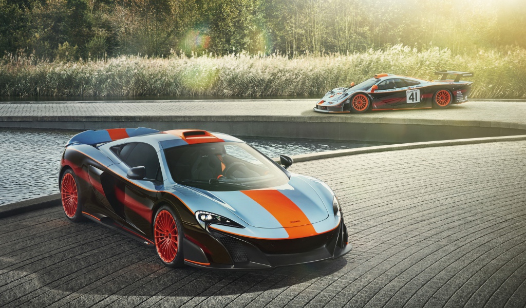 Спортивный McLaren MSO 675LT Gulf Racing Theme 2018 у воды