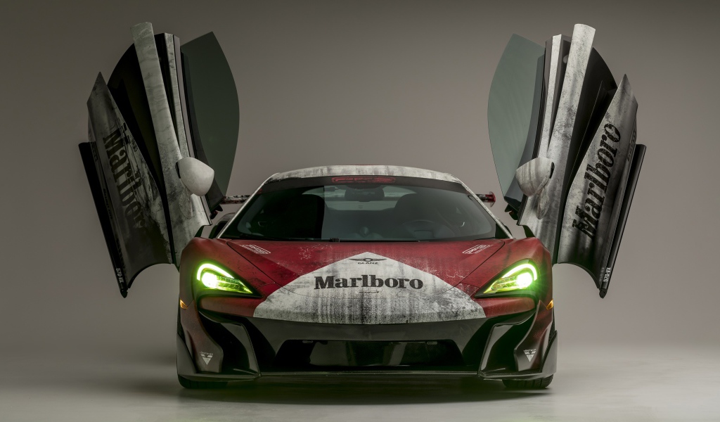 Спортивный автомобиль McLaren 570S с открытыми дверями 