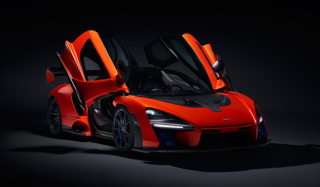 Спортивный автомобиль McLaren Senna, 2018 с открытыми дверями