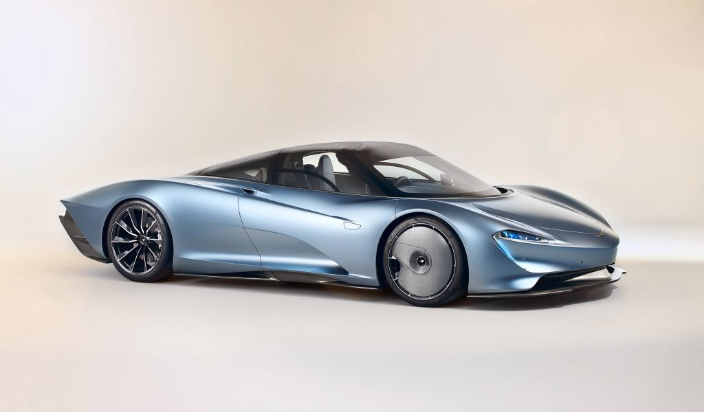 Стильный дорогой серебристый автомобиль McLaren Speedtail, 2020 