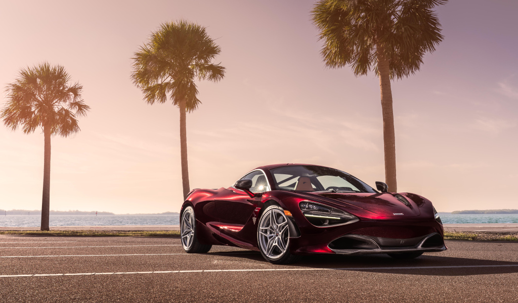 Бордовый спортивный автомобиль McLaren 720S, 2018 на фоне пальм