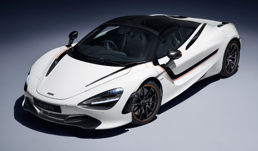 Белый быстрый автомобиль McLaren 720S