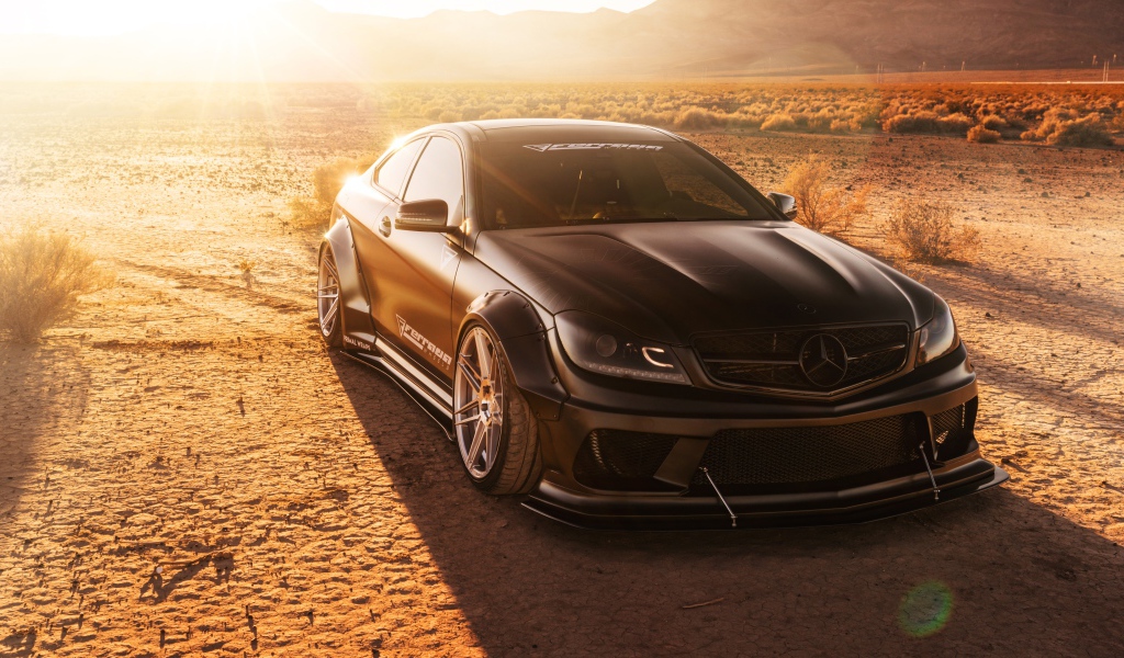 Черный автомобиль Ferrada LW Matte Mercedes в лучах солнца