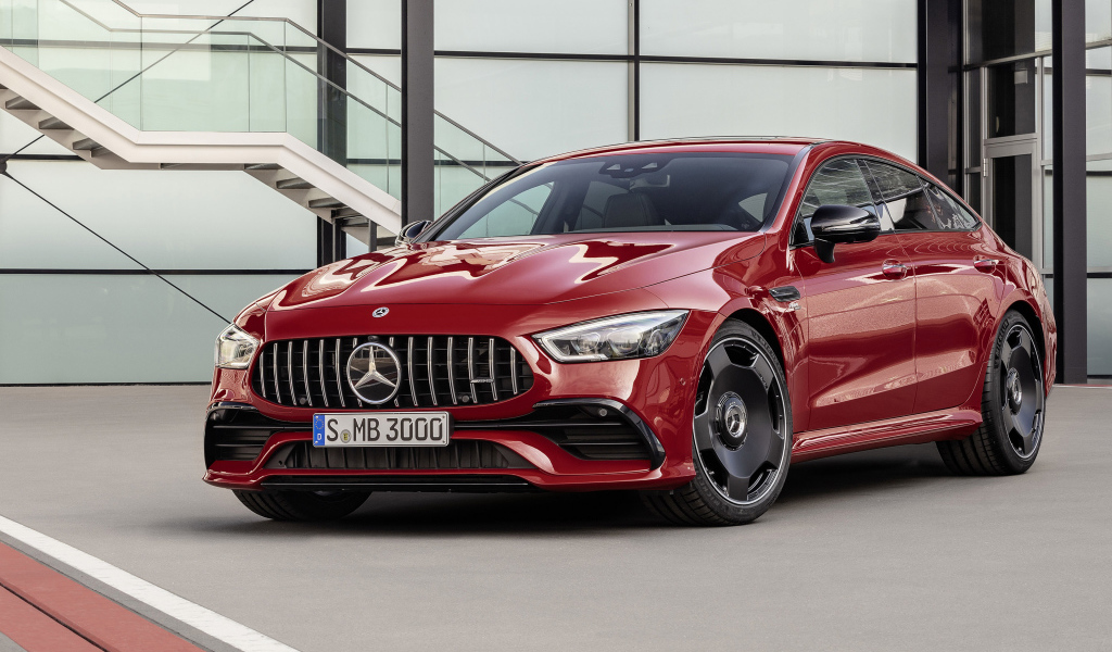 Бордовый автомобиль Mercedes AMG GT43 2019 года