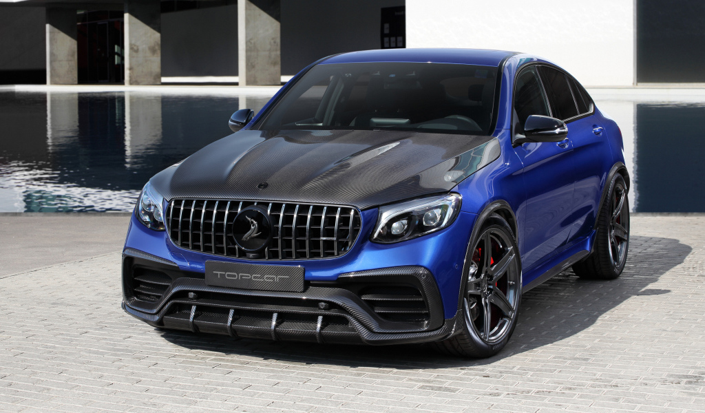 Автомобиль Mercedes-AMG GLC-Klasse  у воды