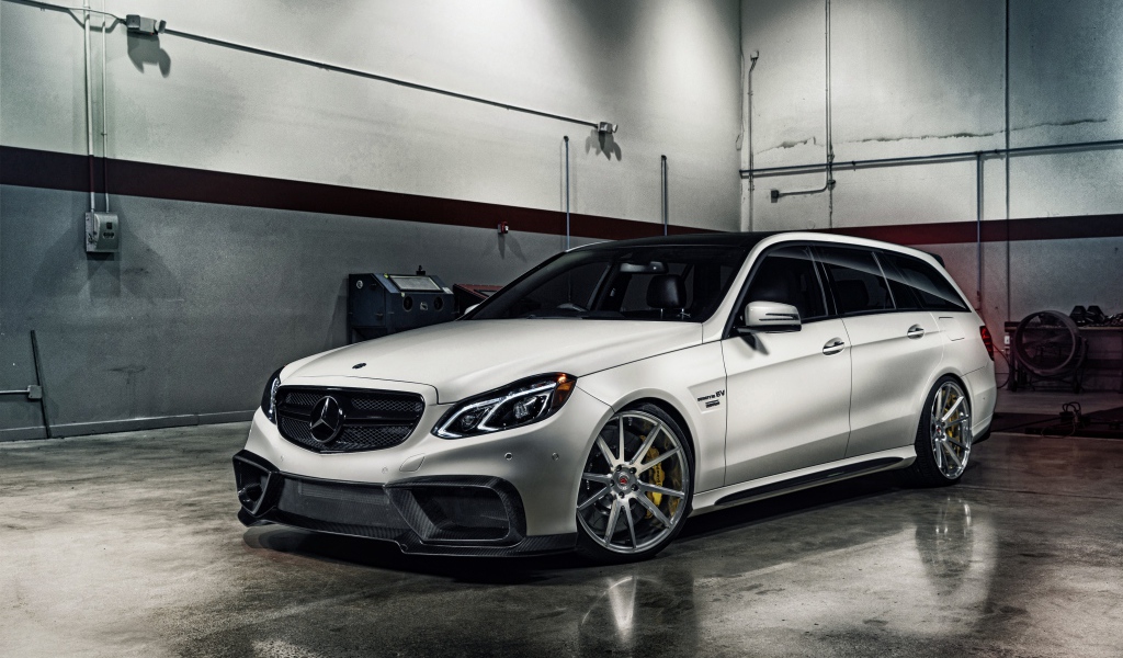 Автомобиль Mercedes-Benz E-Class в гараже