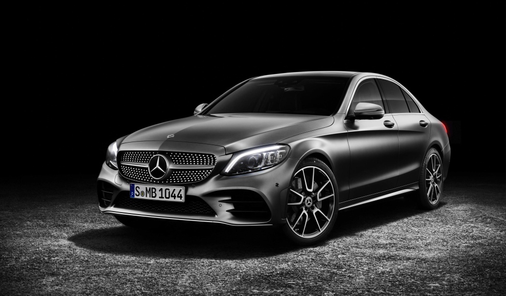 Серебристый автомобиль Mercedes-Benz C-Class 2019 года