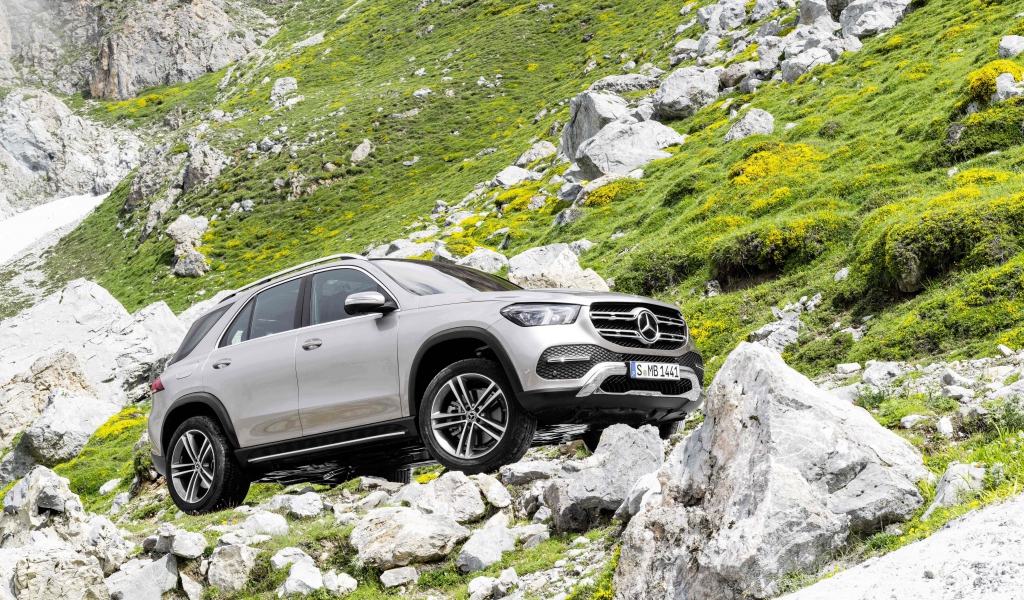 Серебристый внедорожник Mercedes-Benz GLE, 2019 в горах 