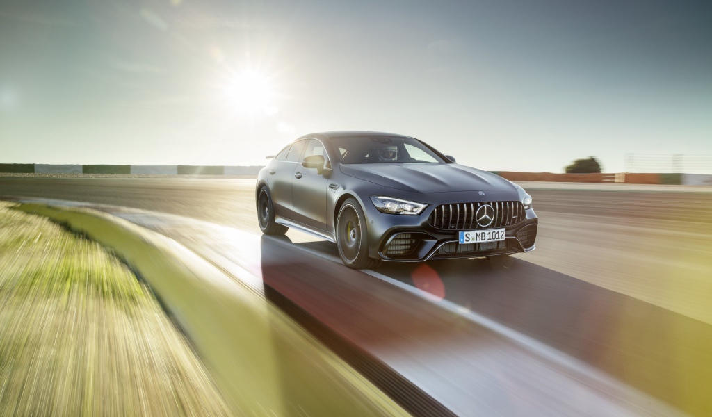 Серебристый автомобиль Mercedes-AMG GT4, 2018 года на скорости 