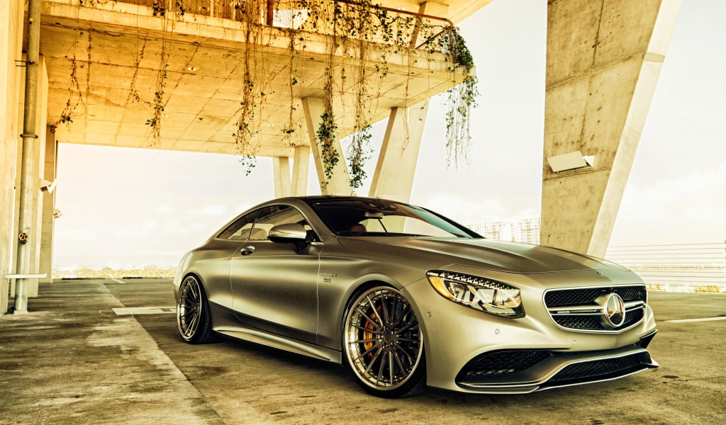 Серебристый автомобиль Mercedes-Benz S-Class