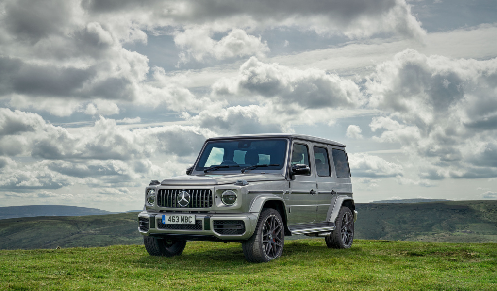 Серебристый автомобиль внедорожник Mercedes-AMG G 63, 2018