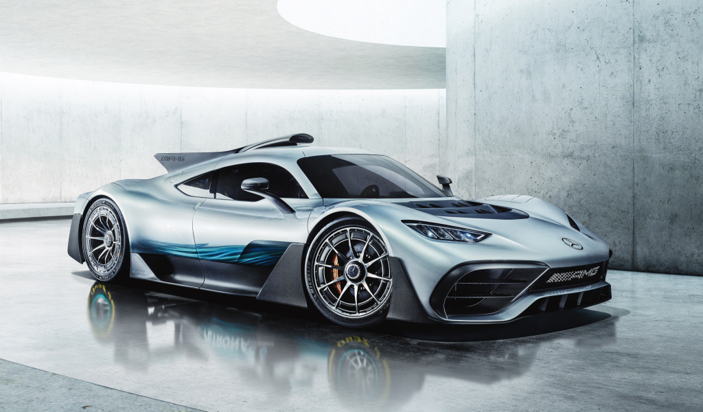 Серебристый спортивный автомобиль Mercedes-AMG Project One, 2018